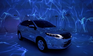Toyota Harrier Gets Mirror Wrap and Reflection Mapping