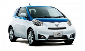 Toyota iQ Gets Two-Tone Special Edition for Japan