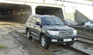 Toyota Land Cruisers Skipping Traffic Like a Train in Russia