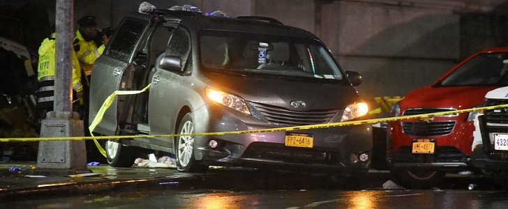Toyota minivan backs into pedestrians in NYC, Manhattan, kills 1 and injures 6 others