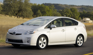 Toyota Plans Cheaper Hybrid to Compete with Honda's Insight