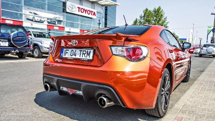 Toyota GT 86 in front of Toyota dealership
