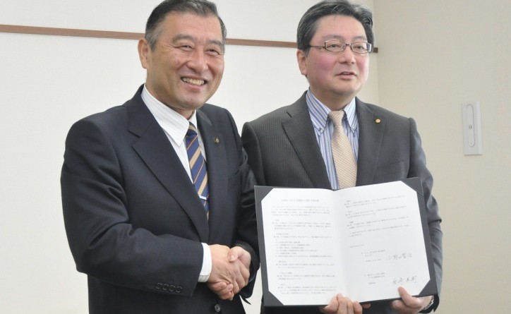 Miyoshi City Mayor Kenji Onoda (left) and TMC SMO Naoki Miyazaki (right)