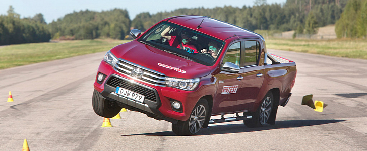 Toyota Hilux failing Teknikens Värld' moose test in 2016 with 18-inch wheels at 37 mph (60 km/h) 