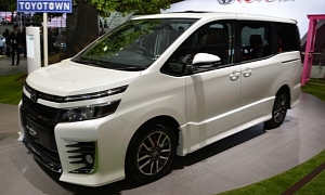 Toyota Voxy Showing Off at 2013 Tokyo Show