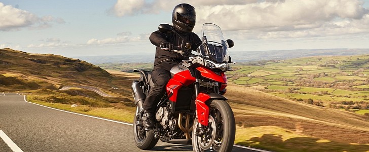 Until Triumph unveils its new racing motorcycles, we can admire the latest Tiger 850 Sport, a powerful adventure bike