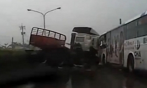 Truck Causes Massive High Speed Crash on Wet Road