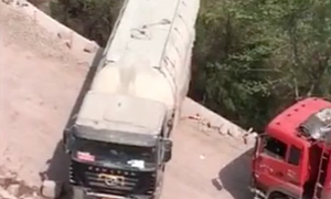 Truck Driver Makes Crazy Turns on Cliff Edge