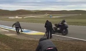 Try to Keep Cool When a 200 Km/H Yamaha R6 Passes Inches from Your Head