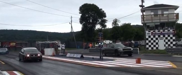 Turbo Civic Si Destroys Dodge Charger Hellcat In a Drag Race