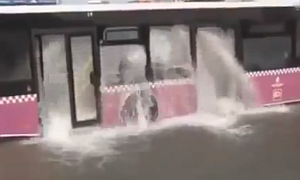 Turkish Fountain: Bus Hits Fire Hydrant