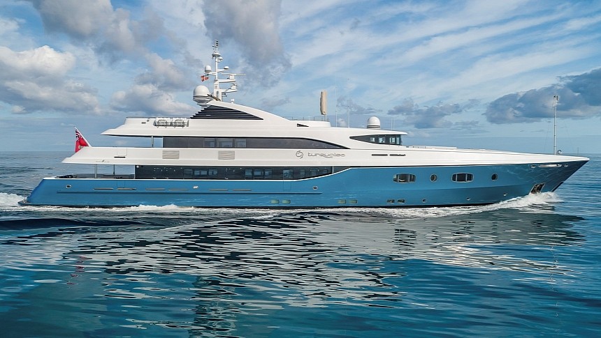 Turquoise catches the eyes with an elegant turquoise-colored hull