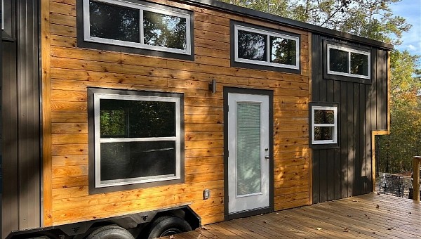 This 36' NOAH-certified tiny boasts the luxuries of a conventional family house
