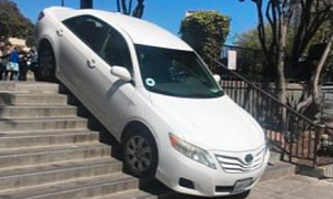 Uber Driver Takes a Shortcut, Gets Stuck on Stairs
