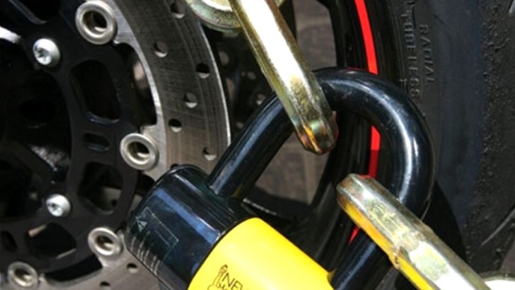 UK Police offers discounted bike chain and padlock sets