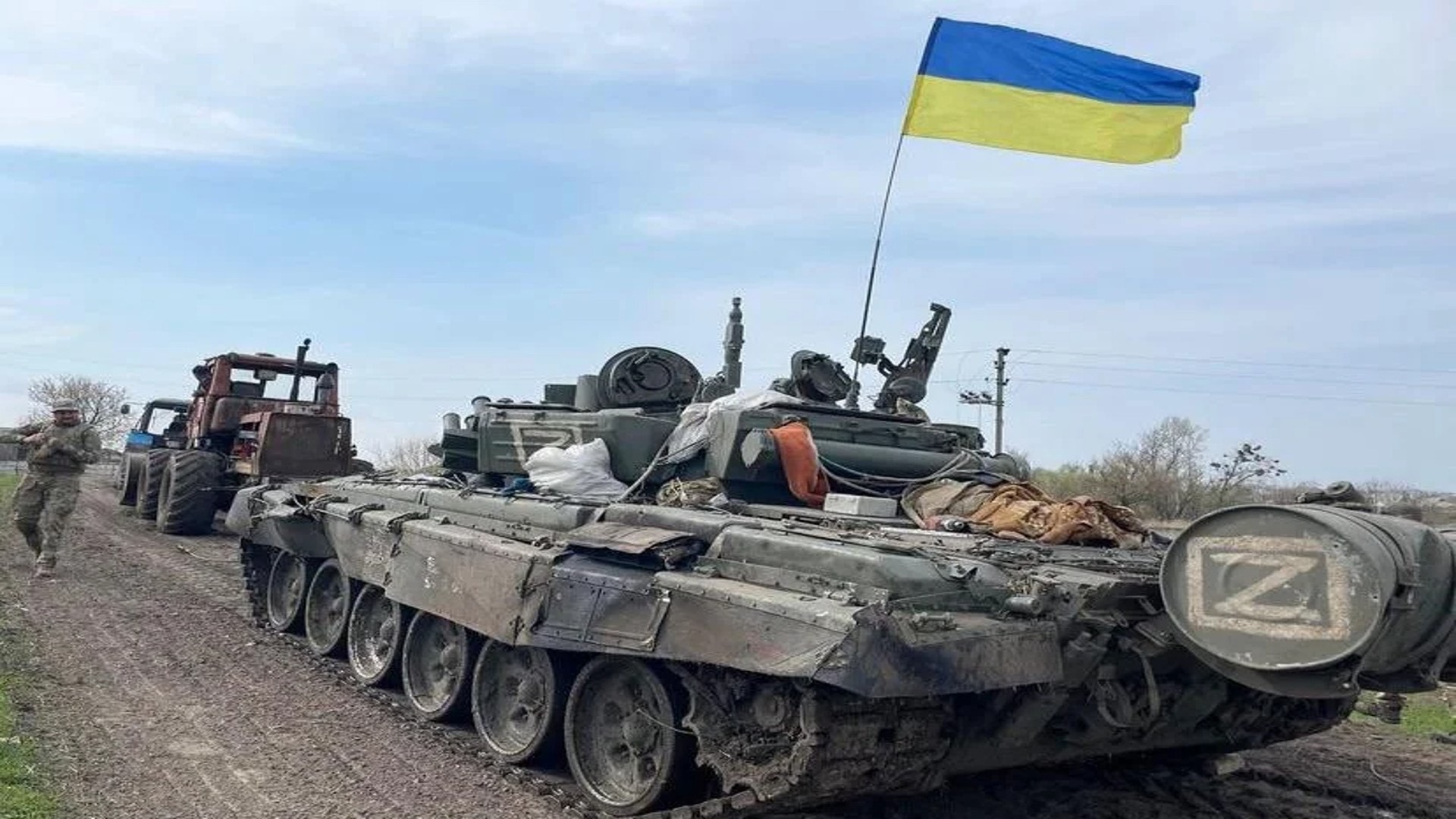 Ukrainian Soldiers Capture Russian T-72 Tank, Call Customer