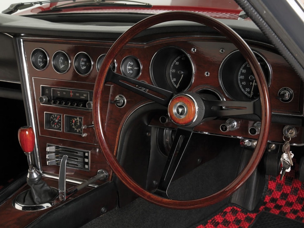 3-spoked steering wheel