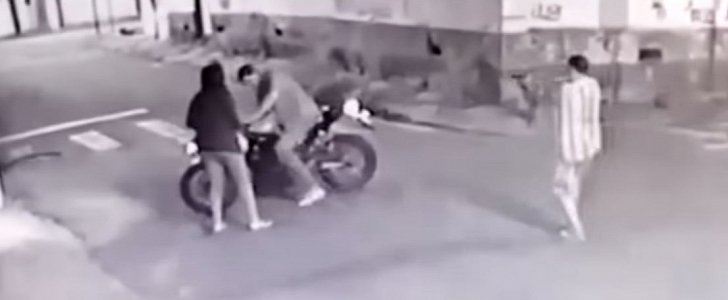 Thug approaches undercover bike in Brazil, trying to steal his bike