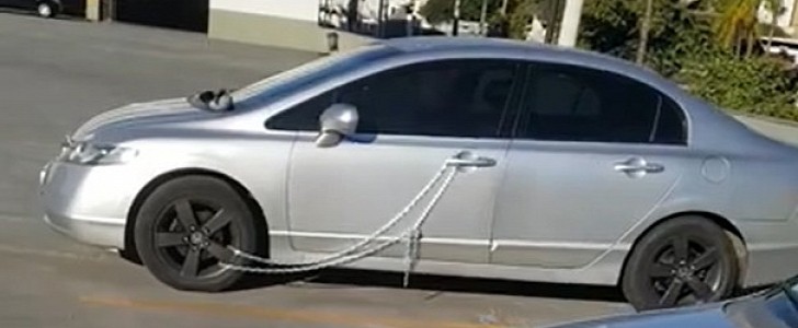 Unique method of securing car using chain and padlock went viral