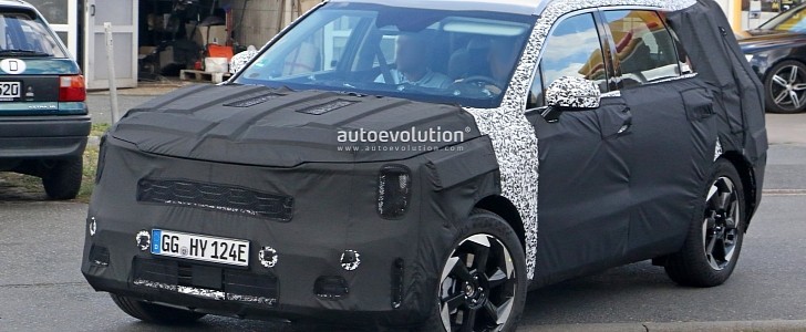 Updated Kia Sorento spotted for the first time