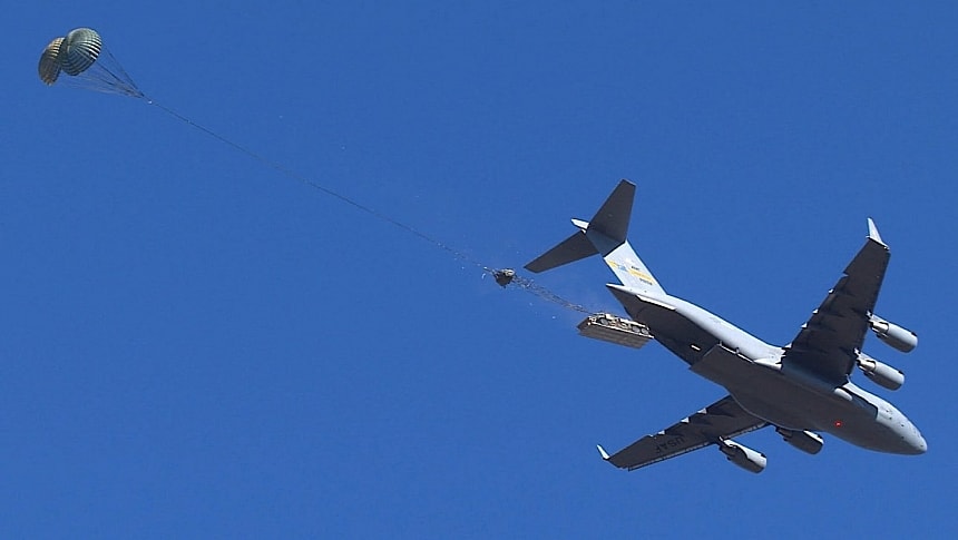 Airplane dropping the Oshkosh FMTV A2 Cargo 6×6 