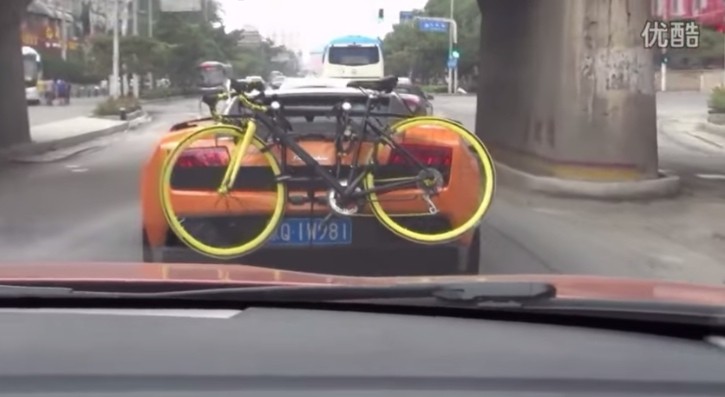 Using a Lamborghini Gallardo’s Bumper to Carry a Bicycle Is Upsetting