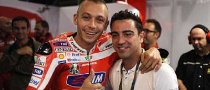 Valentino Rossi Bows to Xavi Hernandez, Kissez His Feet