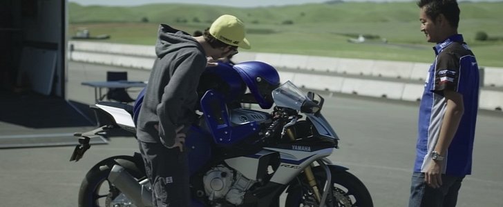 Valentino Rossi meets Yamaha Motobot