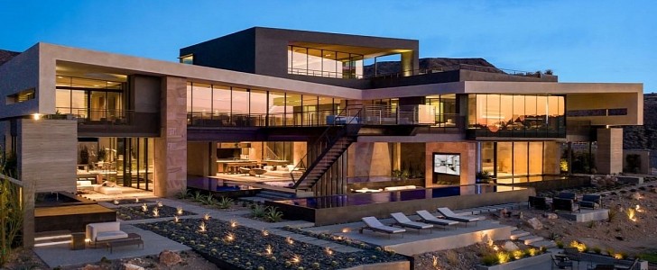Vegas Modern 001 House is a very smart eco-home, perfect for a car enthusiast