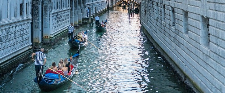 Gondolas will carry fewer tourists in Venice due to concerns on excess total weight 
