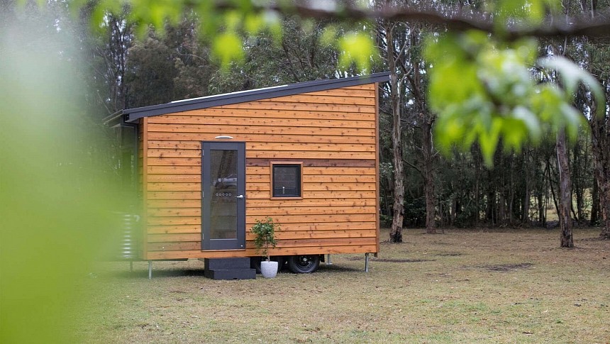 This charming tiny artfully squeezes modern amenities onto a small surface