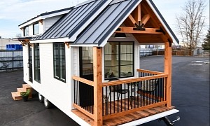 Villa Mini Tiny House Expands to the Outdoors With a Gorgeous, Private Porch
