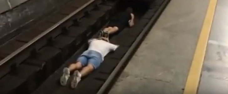2 teenagers pull dangerous stunt at the Kiev Metro