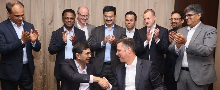 Signing of the Partnering Agreement: Thomas Schmall, Volkswagen Group Board of Management member for Technology and Rajesh Jejurikar, Executive Director, Auto and Farm Sectors, Mahindra and Mahindra L