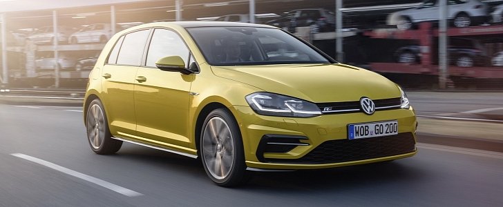 2017 Volkswagen Golf facelift with R-Line package