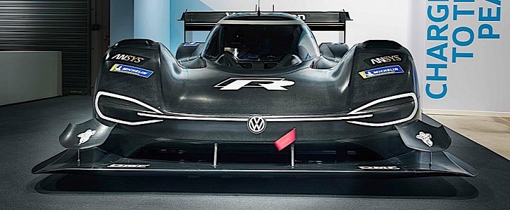 This Sunday marked the world debut of the first fully electric sports car of German automaker Volkswagen. Called I.D. R Pikes Peak, the machine’s single goal is to take the VW logo up the world famous