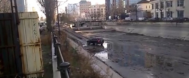 Volvo XC90 cutting traffic through empty riverbed