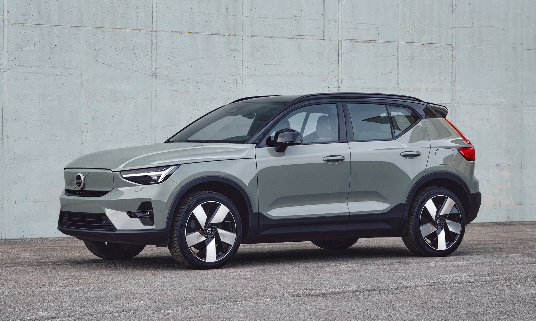 Volvo Unveils Restyled XC40 Crossover and New Single Motor C40 Recharge  Variant - autoevolution