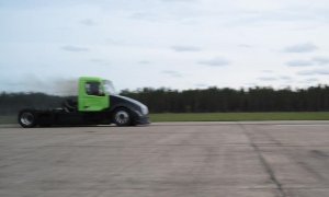 Volvo VN Sets Two New World Truck Speed Records