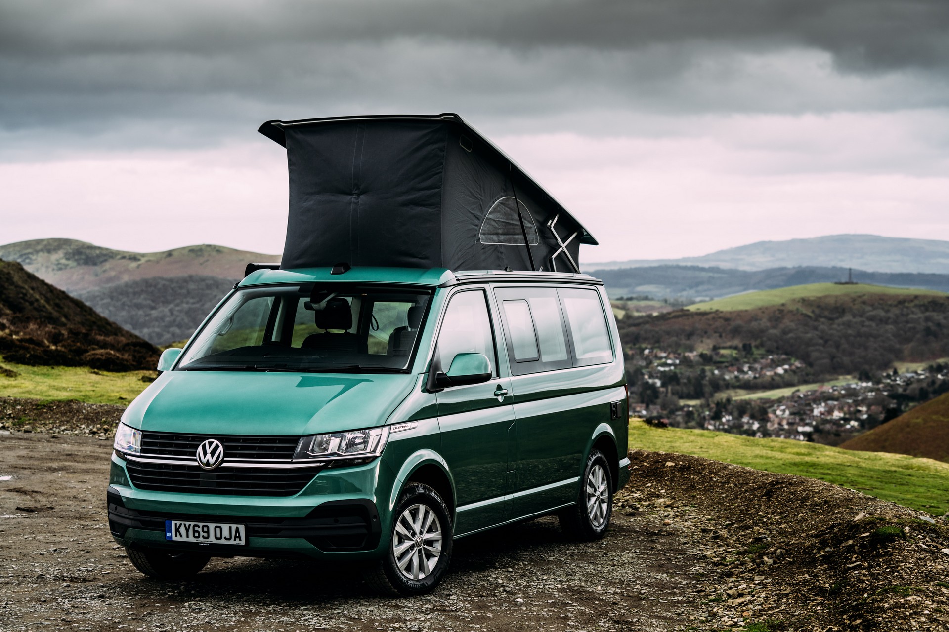 https://s1.cdn.autoevolution.com/images/news/vw-california-campervan-gets-a-spring-upgrade-for-the-uk-with-the-68k-surf-trim-211113_1.jpg