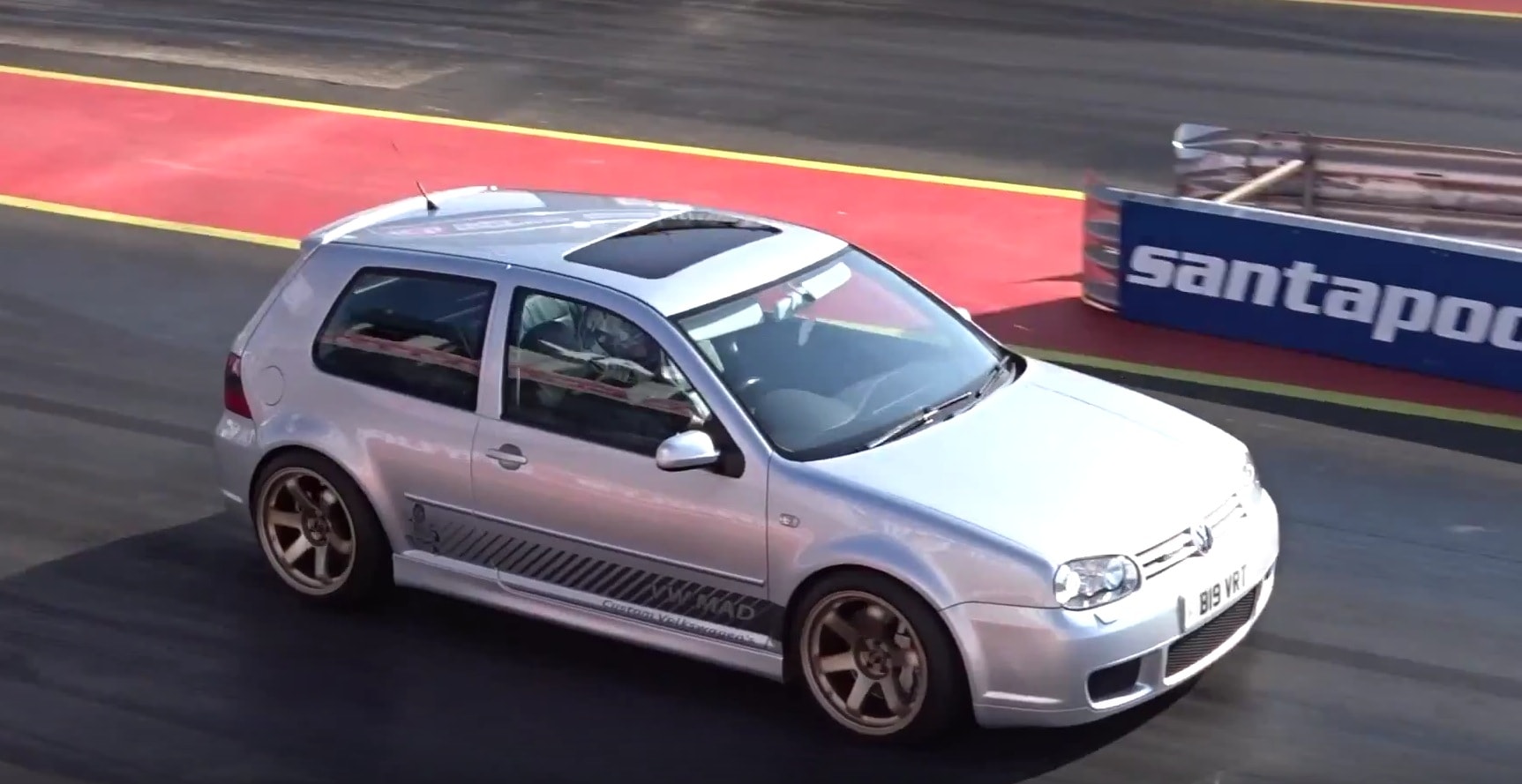 Watch a 550 HP Volkswagen Golf IV R32 Accelerate Like a Bat out of