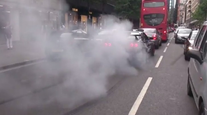 Skyline GT-R Driver Pull a Smokey Burnout in London Traffic