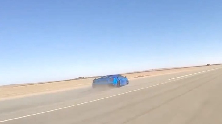 Lamborghini Gallardo Spins Out after Racing a Nissan GT-R at 228 MPH