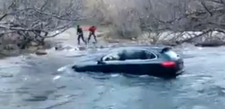 Porsche Cayenne drowns in a river