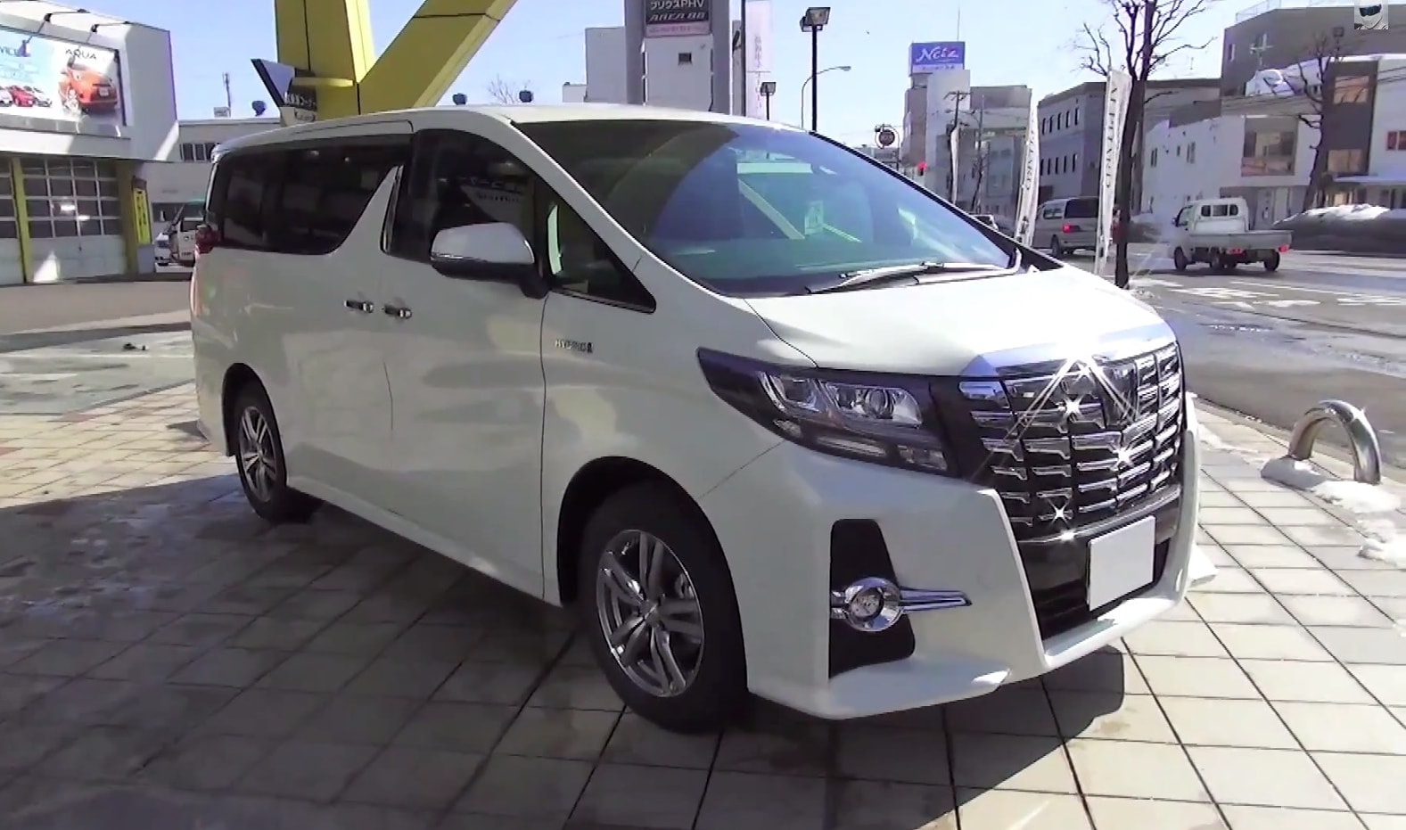 Watch A Silent Review Of The New Toyota Alphard Autoevolution