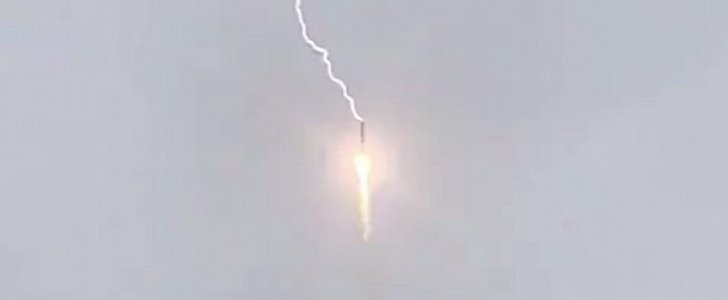  Lighting strike hits Russian Soyuz 