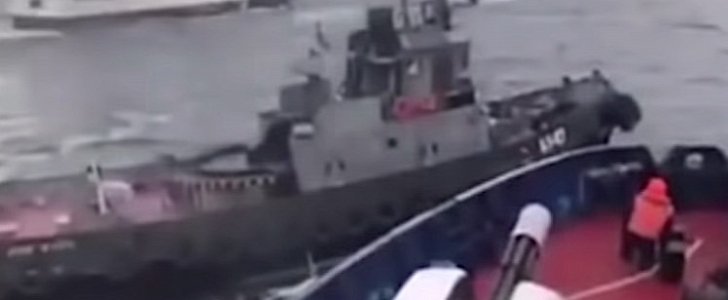 Russian border patrol boat ram Ukrainian ship