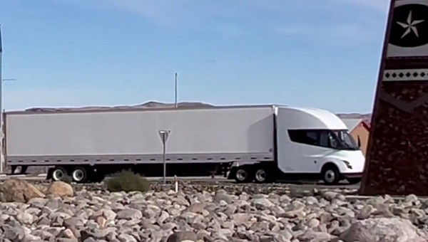 Tesla Semi accelerates like a racecar out of a roundabout in Silver Springs