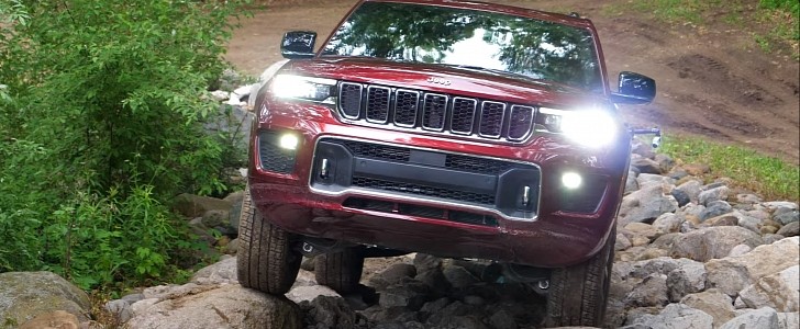 2021 Jeep Grand Cherokee L off-road course