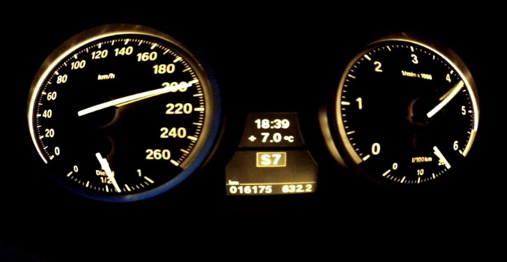 BMW X5 M50d at 200 km/h